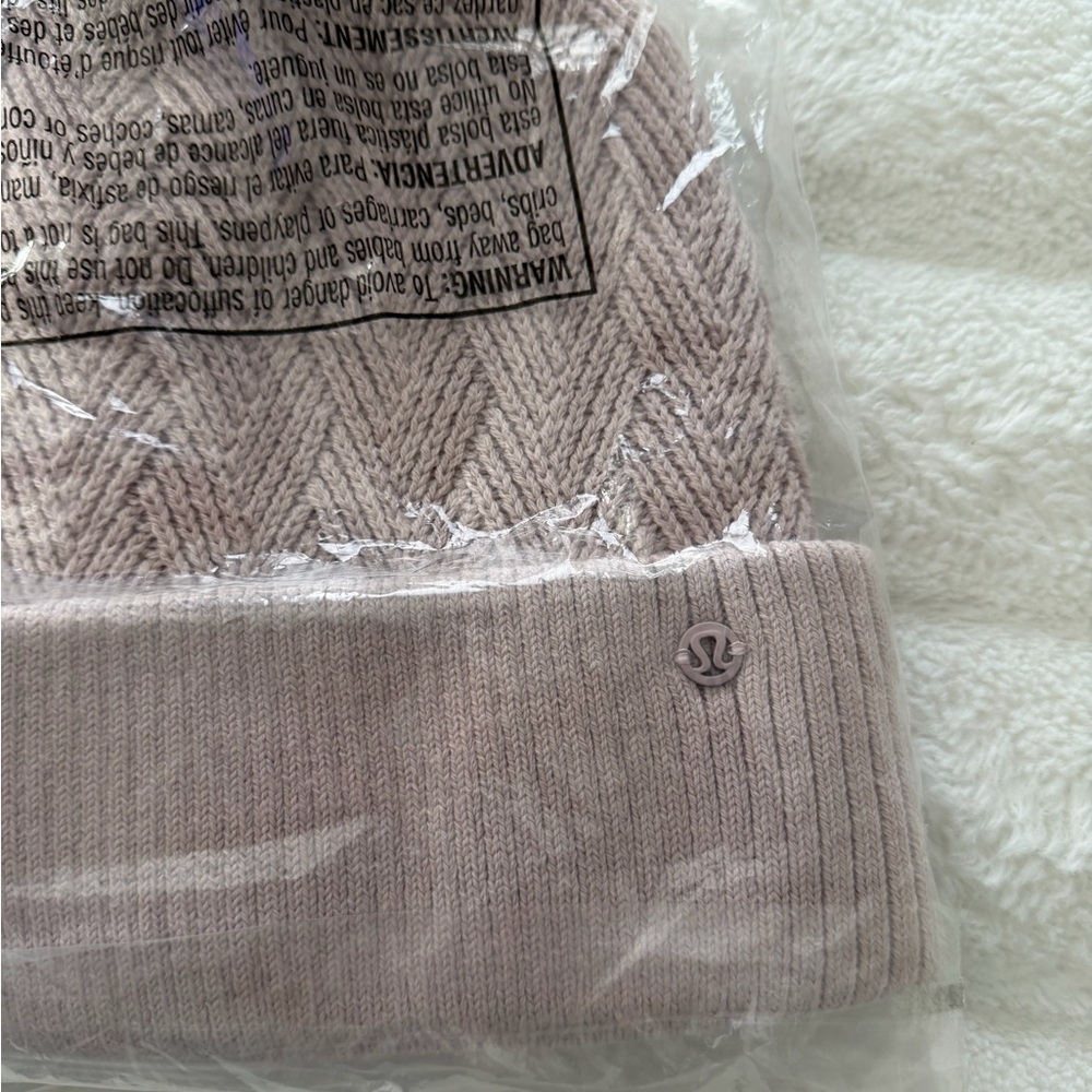 NWT Lululemon Sherpa Weave Pom Beanie - Picture 4 of 8